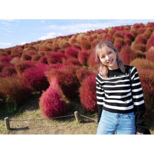 Erina Mano Instagram - ひたち海浜公園のコスモスとコキア🫧
コキアの見頃は少し過ぎてしまっていたけど
初めて見に行けて嬉しかった🤭
.
.
この日のことはオレンジページnetでの連載
「ふたりごはん日記」に書いています！
テーマは休日のお出かけと夕飯🍛
読んでもらえたら嬉しいです🍊
連載記事のリンクはプロフィールのハイライト
「オレンジページ」にまとめてあります！
.
.
皆さんはカレーを作る時のポイントや隠し味ありますか？💭
.
.
ニット　@diagramofficial 
デニム　@majeparis 
#ひたち海浜公園
#コキア
#コスモス
#お出かけ
#カレーライス
#休日
#私服　
#カメラ散歩