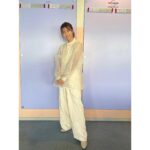 Erina Mano Instagram - 衣装🤍 オールホワイトにした日！ そして珍しくパンツコーデです🫧 日本に帰って来てから仕事が出来る機会が増えて たくさん衣装を用意していただけるので 今日はどんな感じにする？って考える時間が楽しい🤭 ネイルも衣装の雰囲気に合わせてみました✨ . . トップス @amerivintage パンツ @studious_official ブーツ @dianashoespress . . 【お知らせ】 9月26日 18:25〜20:54 テレビ東京「世界が騒然！本当にあった(秘)衝撃ファイル」 ゲスト出演します📺 本当にい衝撃なVTRがたくさんで 何回も驚いたし鳥肌立ちました🥹 皆さんも、衝撃を受けてください！笑 #衣装 #オールホワイトコーデ #白コーデ #見てね . . 4枚目は #いつも推しと一緒 kep1erのカムバ楽しみ！！CD届くの楽しみ🥹🤍