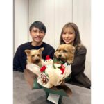 Erina Mano Instagram - Merry Christmas🎄⛄️ 今年はケーキはお店で予約🎂 プレゼント交換はクリスマスが来る前にしちゃった🎁😂 これからクリスマスディナーを作ります🍽️🍗🍝 . . 日本に帰ってきたら新しくツリーを買おう！ と、話していたけど 新居での置き場所とツリーの大きさに悩んでしまい これだ！というものに出会えず今年は買いそびれちゃった🥲 なのでお花屋さんでクリスマス仕様のお花を購入⛄️💐 やっと家の中にクリスマスっぽさが出ました🎄笑 #Xmas #merrychristmas #家族写真