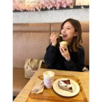Erina Mano Instagram - . @orangepage_mag 今月の「ふたりごはん日記」は 茨城県行方市にある 「らぽっぽ なめがたファーマーズヴィレッジ」に 行って来たときのことを書いてみました🍠 今回の連載記事はさつまいも好きの方必見です🤭 . . 焼き芋にハマったことがきっかけで いろいろ検索していたら見つけた場所！！ ランチに食べたパスタも美味しかったし 1階にあるカフェで食べたさつまいものジェラートにパイ そしておいもラテがとっても美味しくて 今この文章を書きながらまた食べたくなってます🥹🍠笑 . . 詳しくは連載記事を見てみてください🫧 連載へのリンクはストーリーハイライトの 「オレンジページ」にまとめてあります🍠💛 #連載 #ふたりごはん日記 #なめがたファーマーズヴィレッジ #らぽっぽ #さつまいも #さつまいもスイーツ #🍠