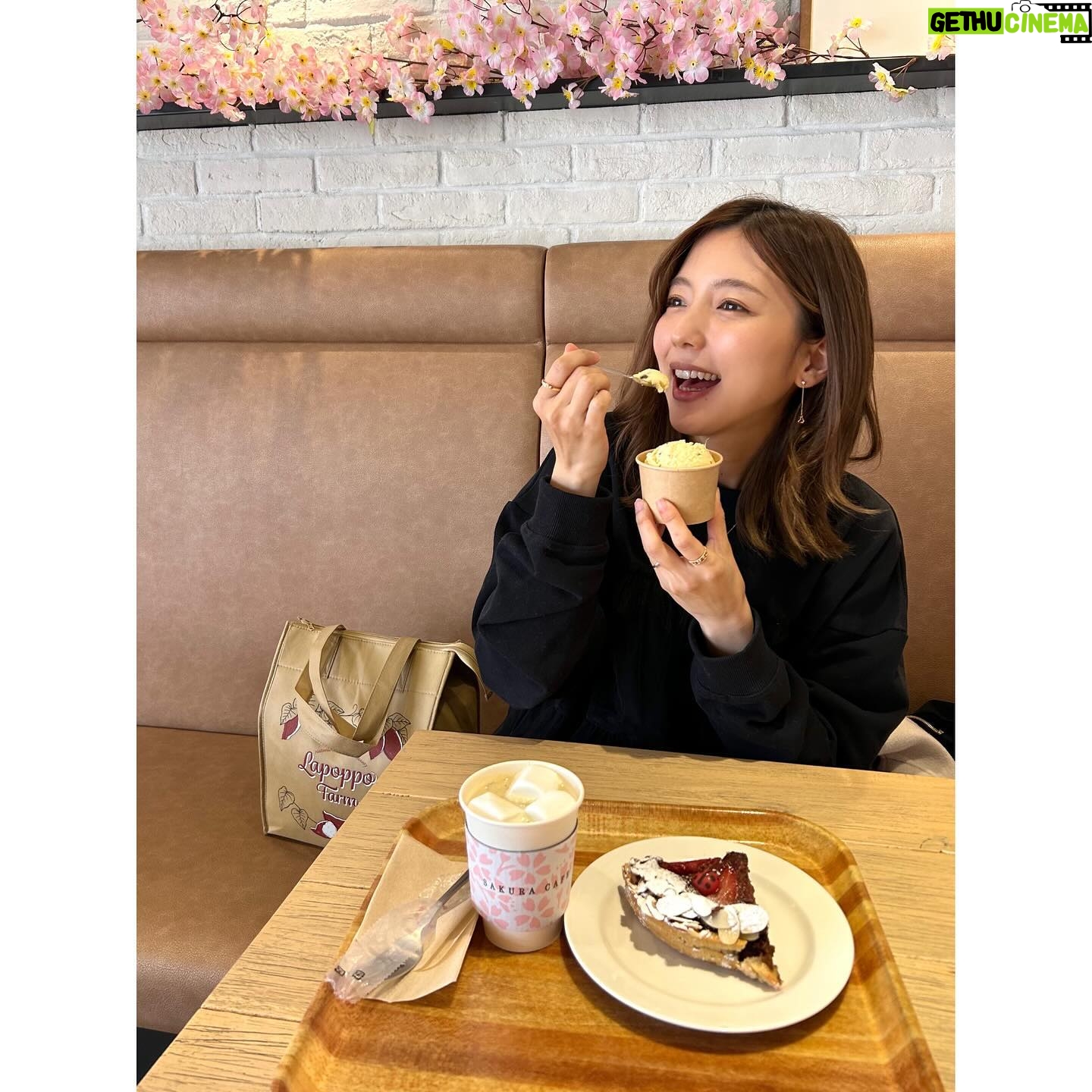Erina Mano Instagram - . @orangepage_mag 今月の「ふたりごはん日記」は 茨城県行方市にある 「らぽっぽ なめがたファーマーズヴィレッジ」に 行って来たときのことを書いてみました🍠 今回の連載記事はさつまいも好きの方必見です🤭 . . 焼き芋にハマったことがきっかけで いろいろ検索していたら見つけた場所!! ランチに食べたパスタも美味しかったし 1階にあるカフェで食べたさつまいものジェラートにパイ そしておいもラテがとっても美味しくて 今この文章を書きながらまた食べたくなってます🥹🍠笑 . . 詳しくは連載記事を見てみてください🫧 連載へのリンクはストーリーハイライトの 「オレンジページ」にまとめてあります🍠💛 #連載 #ふたりごはん日記 #なめがたファーマーズヴィレッジ #らぽっぽ #さつまいも #さつまいもスイーツ #🍠