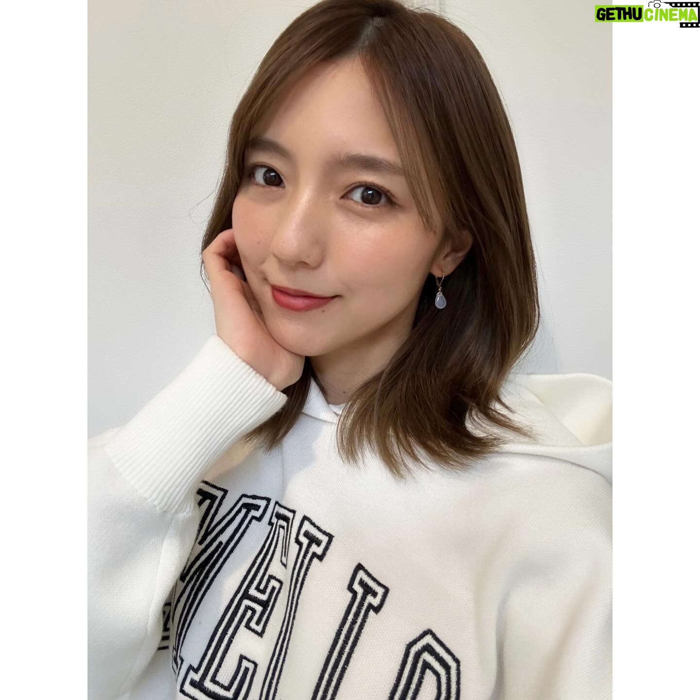Erina Mano Instagram - 友達とランチするからメイクした日🫧 最近はもうちょっと髪を切りたい衝動に駆られている🥹 . . 新しく仲間入りしたピアスは @lacieljewelry の🤍 見つけた瞬間に、これ可愛い!!ってなりました! 最近全然ピアスを買ってなかったから 久しぶりに、これだ😍というものに出会えて嬉しかった!🤭 . . リップは最近ゲットしたESTEE LAUDERの ピュアカラーリップスティッククリーム330💄 発色がとっても良いのでぽんぽんって軽くて乗せて馴染ませてます😉 みんなは最近お気に入りのコスメとかありますか??💭 #ピアス #ホワイトジェイド #メイク #髪切りたい #どうしようかな #リップ #お気に入りコスメ