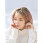 Erina Mano Instagram - 撮影終わりに遊びで撮ってもらった写真📷 ( @endoyuki )いつもありがとうございます✨ . . 本当は仕事がない期間だけと思ってハイトーンにしたんだけど このままのカラーでいいよと言ってもらえたので　 ハイトーンにして初めての撮影でした🤭 撮影した記事が掲載されたら改めてお知らせします！！ . . だいぶ伸びてきたからそろそろ美容院に行かなきゃだけど 根本を同じ感じにしてもらうか全体的に暗くするか悩む🥹 またマネージャーさんに相談だ〜😂 #ハイトーンカラー #撮影 #楽しかった #お疲れ様でした #お腹空いた