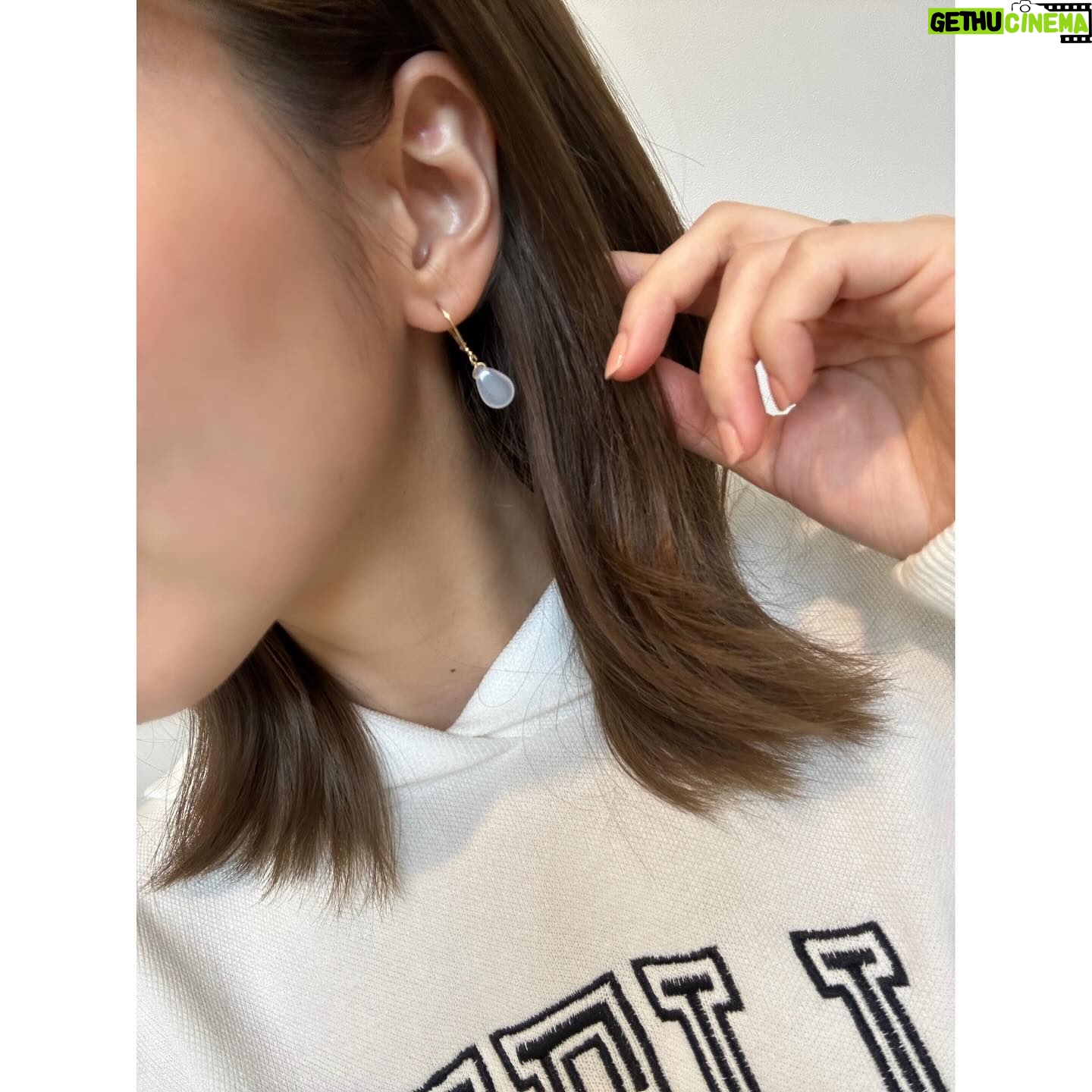 Erina Mano Instagram - 友達とランチするからメイクした日🫧 最近はもうちょっと髪を切りたい衝動に駆られている🥹 . . 新しく仲間入りしたピアスは @lacieljewelry の🤍 見つけた瞬間に、これ可愛い!!ってなりました! 最近全然ピアスを買ってなかったから 久しぶりに、これだ😍というものに出会えて嬉しかった!🤭 . . リップは最近ゲットしたESTEE LAUDERの ピュアカラーリップスティッククリーム330💄 発色がとっても良いのでぽんぽんって軽くて乗せて馴染ませてます😉 みんなは最近お気に入りのコスメとかありますか??💭 #ピアス #ホワイトジェイド #メイク #髪切りたい #どうしようかな #リップ #お気に入りコスメ