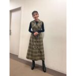 Erina Mano Instagram - いい感じに髪が伸びてきたので 最近はお仕事のたびにいろいろなヘアスタイルをしてもらってます🫧 今回は上から編み込んで下で小さめの２つのお団子！ 絶対に自分では出来ないからものすごく嬉しかったー！！ . . 【お知らせ】 9月21日　夜7時〜 フジテレビ 「奇跡体験！アンビリバボー」に出演します！ 2時間スペシャルです！！ . . 衣装は秋服で🍂 ジレワンピ @diagramofficial ピアス @hiromi_._a バングル @___lumgo.se ブーツ @dianashoespress #収録 #衣装 #ヘアスタイル #ヘアメイク #diagram