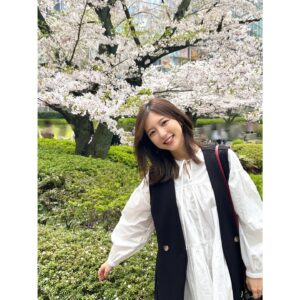 Erina Mano Instagram - 🌸
1年があっという間に過ぎてまたひとつ歳を重ねました！
去年の夏に日本に帰国して環境が大きく変わって
今までと変わらず食事作りをする日々に
仕事をする機会も増えたからこそ本当にあっという間に毎日が過ぎていきます。
.
.
この1年も毎日元気にたくさん笑って
また来年歳を重ねる時にも苦労や悩みを笑い飛ばせるように
過ごしていけたらいいなと思います！！
.
.
誕生日おめでとう！のDMやストーリーのメンション
イラストを描いてくれたりと本当にありがとうございます😌
コメントもいつも全て読ませていただいてます🤍
皆さんからの言葉は背筋がピンと伸びるし
33歳！まだまだ頑張るぞー！！という気持ちになってます🫧
#ありがとう