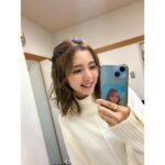 Erina Mano Instagram - 久しぶりのテレビ収録でした🫧 バラエティ番組の収録前はいつもめちゃくちゃ緊張する！笑 でも始まっちゃうととっても楽しくてあっという間だし 収録が終わったあとはアドレナリンが出ているせいか 家に帰ってきてからひたすら夫に今日の出来事を話続けてた😂笑 . . 今日のヘアスタイルは すっかり前髪が伸びたので久しぶりにおでこ全開スタイル🤭 視界良好！笑 今日も1日お疲れ様でした🤍 #おでこ #ヘアスタイル　 #収録 #楽しかった #お疲れ様でした