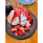 Erina Mano Instagram - インスタの投稿がお知らせ系ばかりだったので 今回は久しぶりに最近のいろいろ🫧 順番に・・・ . . 1枚目 とっても甘くて美味しいトマトに出会っちゃいました！！ 福島県産のトロピカルトマト🍅 もともとトマトは大好きなんだけど これは今まで食べてきたトマトで1番好き！！🥹 . . 2枚目 何回作っても飽きることなく「美味しい！」って 言ってもらえる和風パスタ🍝 きっと今シーズンもたくさん作るはず！笑 . . 3枚目 友達とのブランチで食べたパンケーキ🥞 4時間以上も語り合ってた日😂💕 . . 4枚目 ショコラカヌレとレモネードが美味しかったから また買いに行きたいベーカリーカフェ🥐☕️ . . 5枚目 実はちょっと髪を切りました！ その数日後にインスタライブをしたら 髪伸びたね！ってコメントがちらほら😂 前髪は伸びたけどね！！笑 #近況報告 #トロピカルトマト #和風パスタ #パンケーキ #カヌレ #レモネード #髪切りました