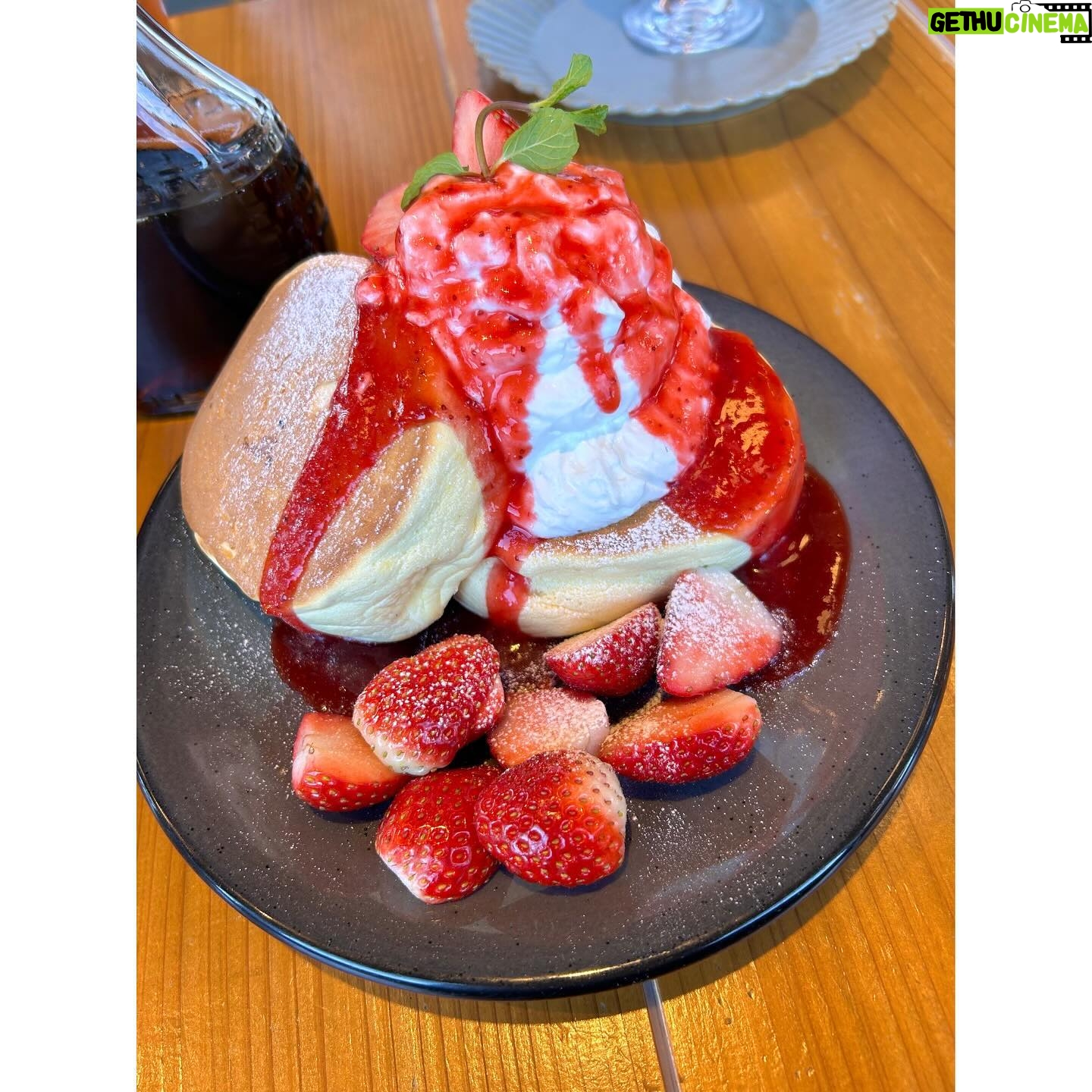 Erina Mano Instagram - インスタの投稿がお知らせ系ばかりだったので 今回は久しぶりに最近のいろいろ🫧 順番に・・・ . . 1枚目 とっても甘くて美味しいトマトに出会っちゃいました!! 福島県産のトロピカルトマト🍅 もともとトマトは大好きなんだけど これは今まで食べてきたトマトで1番好き!!🥹 . . 2枚目 何回作っても飽きることなく「美味しい!」って 言ってもらえる和風パスタ🍝 きっと今シーズンもたくさん作るはず!笑 . . 3枚目 友達とのブランチで食べたパンケーキ🥞 4時間以上も語り合ってた日😂💕 . . 4枚目 ショコラカヌレとレモネードが美味しかったから また買いに行きたいベーカリーカフェ🥐☕️ . . 5枚目 実はちょっと髪を切りました! その数日後にインスタライブをしたら 髪伸びたね!ってコメントがちらほら😂 前髪は伸びたけどね!!笑 #近況報告 #トロピカルトマト #和風パスタ #パンケーキ #カヌレ #レモネード #髪切りました