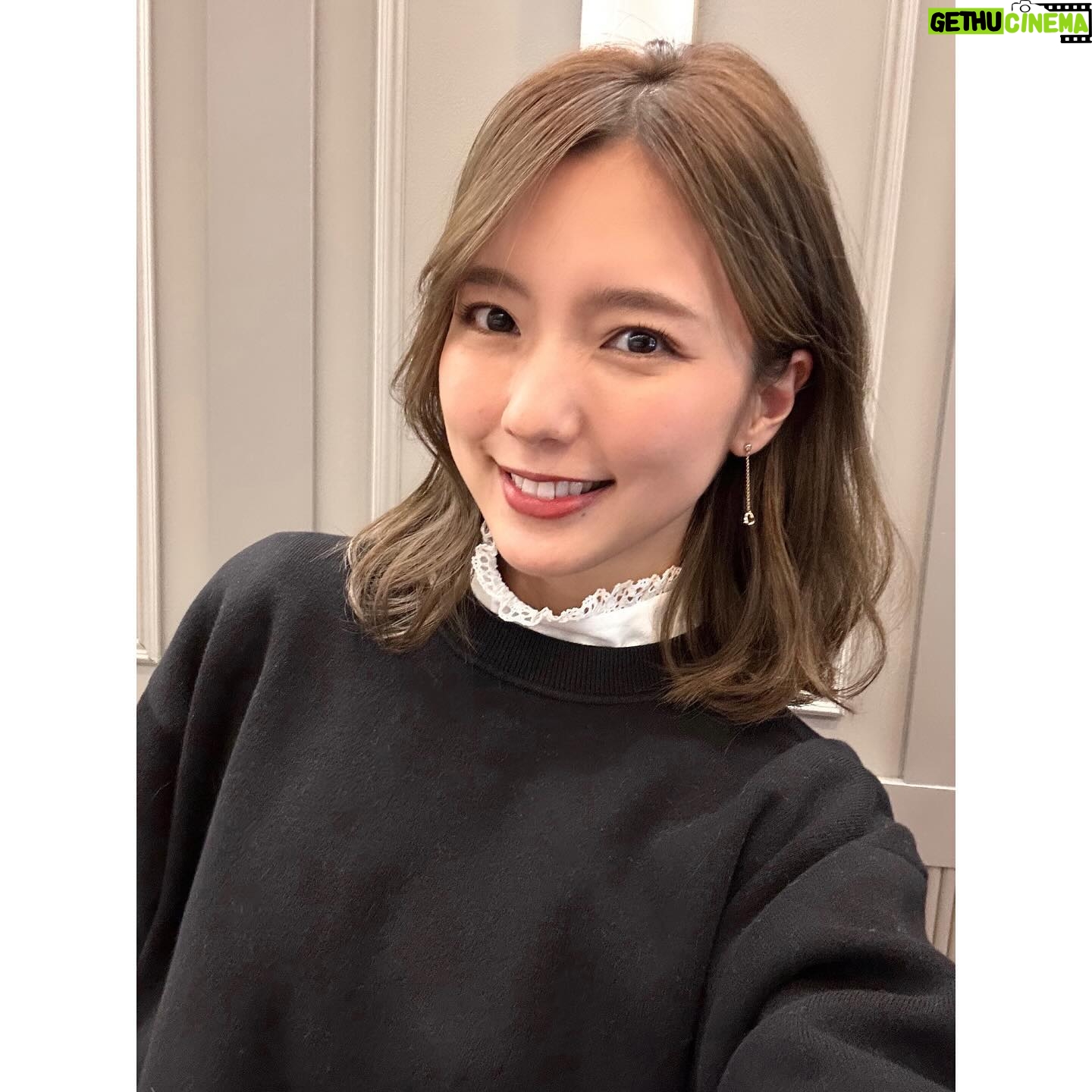 Erina Mano Instagram - インスタの投稿がお知らせ系ばかりだったので 今回は久しぶりに最近のいろいろ🫧 順番に・・・ . . 1枚目 とっても甘くて美味しいトマトに出会っちゃいました!! 福島県産のトロピカルトマト🍅 もともとトマトは大好きなんだけど これは今まで食べてきたトマトで1番好き!!🥹 . . 2枚目 何回作っても飽きることなく「美味しい!」って 言ってもらえる和風パスタ🍝 きっと今シーズンもたくさん作るはず!笑 . . 3枚目 友達とのブランチで食べたパンケーキ🥞 4時間以上も語り合ってた日😂💕 . . 4枚目 ショコラカヌレとレモネードが美味しかったから また買いに行きたいベーカリーカフェ🥐☕️ . . 5枚目 実はちょっと髪を切りました! その数日後にインスタライブをしたら 髪伸びたね!ってコメントがちらほら😂 前髪は伸びたけどね!!笑 #近況報告 #トロピカルトマト #和風パスタ #パンケーキ #カヌレ #レモネード #髪切りました