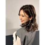 Erina Mano Instagram - K-POPドック！のときのヘアアレンジ🫧 メイクさんが、K-POPアイドルな感じ！と言いながら こんな可愛いアレンジをしてくれました🎀 たまにはいいですよね？！😂笑 . . 2枚目はこの日初めて会った優香ちゃんと🧡 この日をきっかけにすっかり仲良くなって優香ちゃん呼びになりました🤭 同じ熱量でKep1erのことを語れて本当に楽しい収録でした！！ . . 3枚目は衣装！ ジャケット @violettaofficial_jp シアートップス @auntmaries.official ピアス @bijoux_plus_ravi ブーツ @dianashoespress #衣装 #ヘアアレンジ #収録 #楽しかった #嬉しい出会い