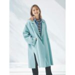 Erina Mano Instagram - ちょっと前のCLASSY.ONLINEでの Sサイズコーデはアウター特集でした❄️ みんなはどのコーデが好みですか？🤭 私は2枚目のコーデが特にお気に入り🤍 . . アウターのサイズ感や丈に悩むことが多いから 私も実際に着てみてすごく参考になりました😌 と、言いつつ・・・ 最近はすごく寒いから防寒重視でオシャレが後回しになってます🫣 Sサイズコーデのそれぞれの記事は CLASSY.の公式サイトで #Sサイズコーデ と検索くると出てきます🔍 #classymagazine #冬コーデ #アウター #寒い日コーデ #classymagazine