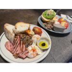 Erina Mano Instagram - ちょっと前に 久しぶりに会えた友達とブランチへ...🍽️ . . ここのブランチがとにかく美味しかったの🤍 パンとポーチドエッグ以外は種類がたくさんある中から いくつでも足すことができるんたけど 待ってる間にものすごく悩んだ結果 マッシュルームと焼きトマトとベーコンにしてみました🍅 またこの組み合わせを食べたいなぁ。って思うし 違うのも食べたいなぁ。とも思うから 次行く機会があったときも同じくらい悩みそう😂🍽️ #ブランチ #休日 #久しぶりの再会 #ずっと話してた