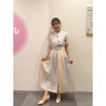 Erina Mano Instagram - 今日はスロイジに生出演で 大阪に行ってきましたー！！ いつもアットホームで楽しくて あっという間の1時間🫧 そして今回は高橋愛さんと一緒でした🤍 普段なかなか会える機会がないので 一緒にテレビ出演できて嬉しかった〜🌻 . . 衣装は一目惚れしてちょっと前に購入した @grace_continental.div のワンピース👗 スロイジはいつも自分で衣装を用意しているので また呼んでもらえたらこれ着たいな〜！！ と思って購入したら本当にまた呼んでもらえちゃった🥹✨ . . ボーダーコリーのテスちゃんとも久しぶりに会えて 今日もとっても楽しい生放送でした🫧 #スロイジ #衣装 #gracecontinental