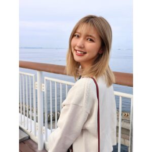 Erina Mano Instagram - 明るくしちゃったー！！
自分で見慣れるのに3日かかりました！笑
とってもいい色で早くもお気に入り🤍
次どうするかは未定だけど1日でも長くこの色を楽しみたいな〜🤭
#イメチェン
#ハイトーンカラー
#人生一度きり
#やりたいことをやる