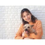 Erina Mano Instagram - 久しぶりに兄わんこ(8歳)との2ショット🐶🍊 . . オレンジページnetでの連載 「ふたりごはん日記」今月はおうちご飯編です🏠 年末に出会ってすっかりお気に入りになった 馬路村農協の「ぽん酢しょうゆ ゆず村」と 「ぱっと馬路村 柚子入り七味唐辛子」を使った食事のことを書いてます🍚 きっと知ってる方も多いかな？？ この２つに出会ってからご飯作りがより楽しくなりました🤭 連載記事のリンクはストーリーハイライトの 「オレンジページ」にまとめてあります🍊 . . 気が付いたらこの連載が始まって1年！！ みんなに聞いて欲しい我が家の食卓の話や 紹介したい美味しいレストランがまだまだあるので この先も続くように頑張ります！！ 連載を読んでくれている皆さんには本当に感謝です😌🤍 #連載 #馬路村 #馬路村農協 #調味料 #犬のいる暮らし #愛犬