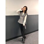 Erina Mano Instagram - K-POPドック！のときのヘアアレンジ🫧 メイクさんが、K-POPアイドルな感じ！と言いながら こんな可愛いアレンジをしてくれました🎀 たまにはいいですよね？！😂笑 . . 2枚目はこの日初めて会った優香ちゃんと🧡 この日をきっかけにすっかり仲良くなって優香ちゃん呼びになりました🤭 同じ熱量でKep1erのことを語れて本当に楽しい収録でした！！ . . 3枚目は衣装！ ジャケット @violettaofficial_jp シアートップス @auntmaries.official ピアス @bijoux_plus_ravi ブーツ @dianashoespress #衣装 #ヘアアレンジ #収録 #楽しかった #嬉しい出会い