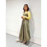 Erina Mano Instagram - 12月18日、夜7時から 日本テレビ「世界丸見え！テレビ特捜部」 全員逮捕だ2時間SPに出演します📺 . . そんなことある？😂って笑ってしまう映像や 見ていて怖くなってしまう事件 イギリス警察の精鋭部隊に密着した映像など とても見応えのある収録でした！！ . . セットがクリスマス仕様で可愛かったです🎄✨ 是非！見てください😉 . . 衣装 スカート・ニット・ビスチェ @lily_brown_official ピアス　@joueteofficial リング　@ete_official ブーツ　@dianashoespress #世界丸見え #収録 #衣装 #見てね