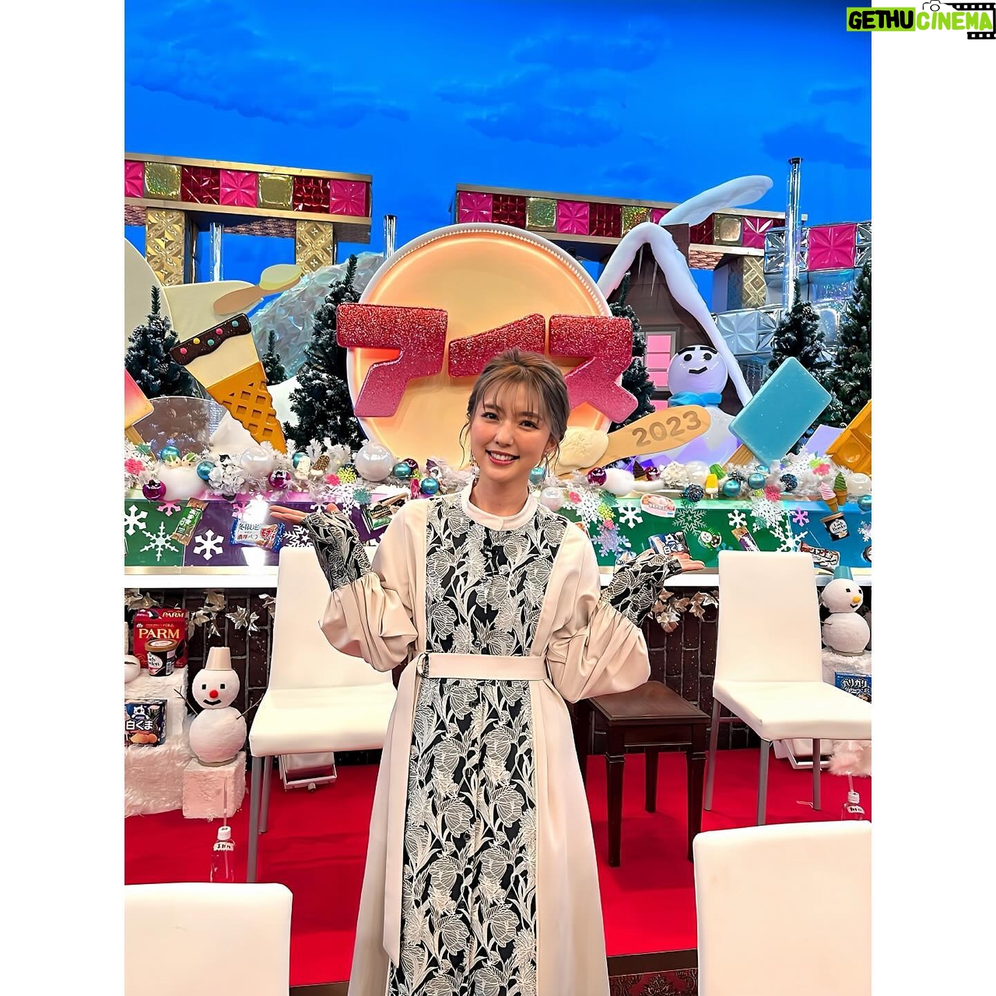 Erina Mano Instagram - 12月11日夜7時〜 国民1万人がガチで投票!アイス総選挙 3時間スペシャルに出演します🍨 . . 私の1位予想は「チョコモナカジャンボ」🍫 みなさんの1位予想は何ですか?🍦 明日は是非好きなアイスを食べながら見てください🤭 . . アイス大好きだから出演が決まったとき本当に嬉しかったし 収録もただただ楽しくてとっても幸せな時間でした🤍 . . 衣装 ワンピース @sahara_japon ピアス @abiste_official . . #アイス総選挙 #収録 #楽しかった #アイス大好き