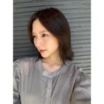 Erina Mano Instagram - ヘアアレンジがいろいろ出来る長さになったので このまま伸ばそうか悩んだけど ふと切りたくなったので切っちゃいました🫧 次はこれくらいの長さで明るくしたいな〜！！ . . K-POPドック！でご一緒したときに 古川優香ちゃん( @iamyukaf )ちゃんが プレゼントしてくれた @ricafrosh.official のリップ！ 03 クッキーコスモスがすごく気に入って 最近はメイクした時はずっとこれです🧡 優香ちゃんありがとう🫶🏻 K-POPドック！Kep1er特集後編は今夜放送です！ 見逃し配信でTVerとAbemaでも観れるので 観てもらえたら嬉しいです🤍 #髪切った #イメチェン #気分転換 #ミディアムボブ #お気に入りコスメ #ricafrosh