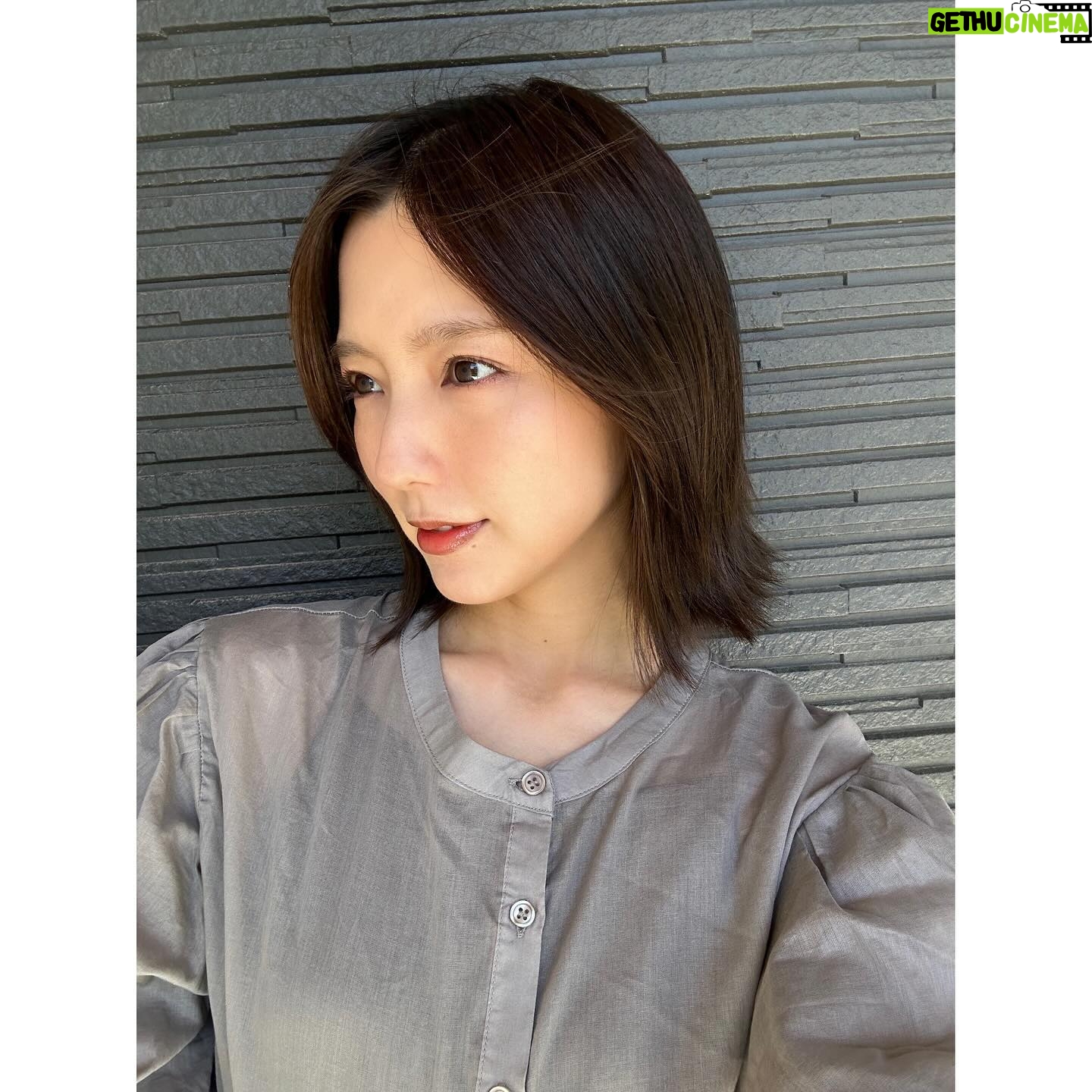 Erina Mano Instagram - ヘアアレンジがいろいろ出来る長さになったので このまま伸ばそうか悩んだけど ふと切りたくなったので切っちゃいました🫧 次はこれくらいの長さで明るくしたいな〜!! . . K-POPドック!でご一緒したときに 古川優香ちゃん( @iamyukaf )ちゃんが プレゼントしてくれた @ricafrosh.official のリップ! 03 クッキーコスモスがすごく気に入って 最近はメイクした時はずっとこれです🧡 優香ちゃんありがとう🫶🏻 K-POPドック!Kep1er特集後編は今夜放送です! 見逃し配信でTVerとAbemaでも観れるので 観てもらえたら嬉しいです🤍 #髪切った #イメチェン #気分転換 #ミディアムボブ #お気に入りコスメ #ricafrosh