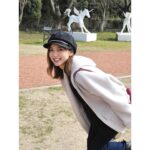 Erina Mano Instagram - #いつかの休日 久しぶりの私服投稿👗 カメラを持ってお出かけした日☀️ 晴れの日とお休みの日が合うとそれだけでテンション上がる！！🥳 . . 去年ゲットした @diagramofficial のコートは 丈感がちょうどよくてお気に入り🤍 コートはお尻が隠れるくらいの丈の長さが好きだなぁ〜🤭 私服の詳細は3枚目でタグ付けしてます🏷️ #休日 #カメラ散歩 #いっぱい食べた #春ですね #キャスケット #デニムコーデ #私服