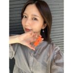 Erina Mano Instagram - ヘアアレンジがいろいろ出来る長さになったので このまま伸ばそうか悩んだけど ふと切りたくなったので切っちゃいました🫧 次はこれくらいの長さで明るくしたいな〜！！ . . K-POPドック！でご一緒したときに 古川優香ちゃん( @iamyukaf )ちゃんが プレゼントしてくれた @ricafrosh.official のリップ！ 03 クッキーコスモスがすごく気に入って 最近はメイクした時はずっとこれです🧡 優香ちゃんありがとう🫶🏻 K-POPドック！Kep1er特集後編は今夜放送です！ 見逃し配信でTVerとAbemaでも観れるので 観てもらえたら嬉しいです🤍 #髪切った #イメチェン #気分転換 #ミディアムボブ #お気に入りコスメ #ricafrosh