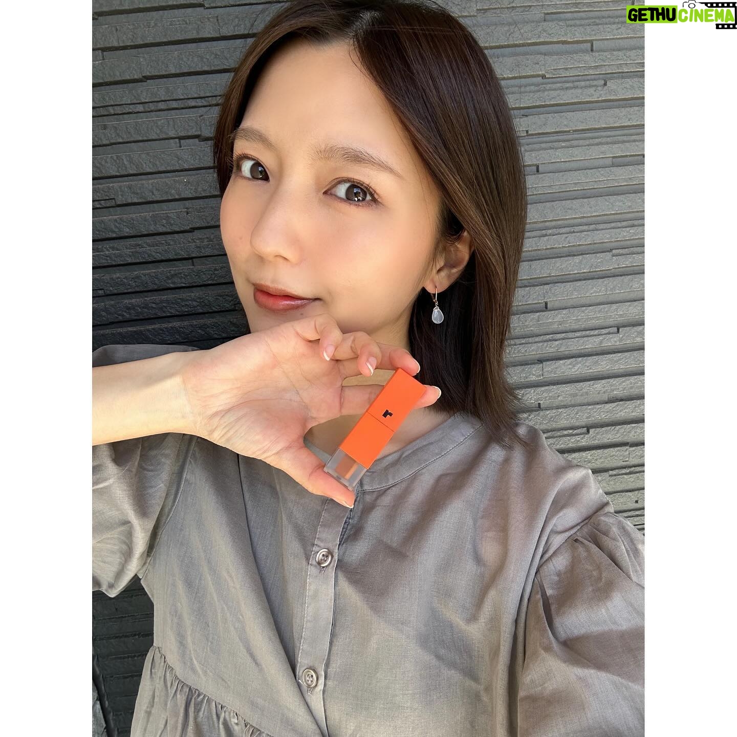 Erina Mano Instagram - ヘアアレンジがいろいろ出来る長さになったので このまま伸ばそうか悩んだけど ふと切りたくなったので切っちゃいました🫧 次はこれくらいの長さで明るくしたいな〜!! . . K-POPドック!でご一緒したときに 古川優香ちゃん( @iamyukaf )ちゃんが プレゼントしてくれた @ricafrosh.official のリップ! 03 クッキーコスモスがすごく気に入って 最近はメイクした時はずっとこれです🧡 優香ちゃんありがとう🫶🏻 K-POPドック!Kep1er特集後編は今夜放送です! 見逃し配信でTVerとAbemaでも観れるので 観てもらえたら嬉しいです🤍 #髪切った #イメチェン #気分転換 #ミディアムボブ #お気に入りコスメ #ricafrosh