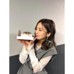 Erina Mano Instagram - 今日から5月になったけど写真は4月の🫧 収録終わりにサプライズで 誕生日をお祝いしてもらっちゃいました🎂🌸 この時期に日本で仕事をするのが久しぶりだったから サプライズなんてものすごく久しぶりで 本当にびっくりしたしすごく嬉しかった😭🤍 . . 5月4日 0:30〜 ABCテレビ 「K-POPドック！」にゲスト出演します！ なんと・・・ なんと・・・！！ 私が今全力で推しているKep1erの特集です！！💜 . . 番組MCの古川優香ちゃん( @iamyukaf )もKep1ianということで 終始テンションが高くてただひたすら愛を語り合いました🥹🫶🏻 「好きなことになると早口で語る癖」が たくさん出ちゃったと思うから自分で見るのは怖いくらい😂 . . もうすぐ日本1stアルバムがリリースされるから 事前予約イベントで購入した大量のCDが届くのが今からドキドキです🥹🫶🏻笑 推しは推せる時に推せ！！だからね！！ #kep1er #Kep1ian #推し活 #推しは推せる時に推せ