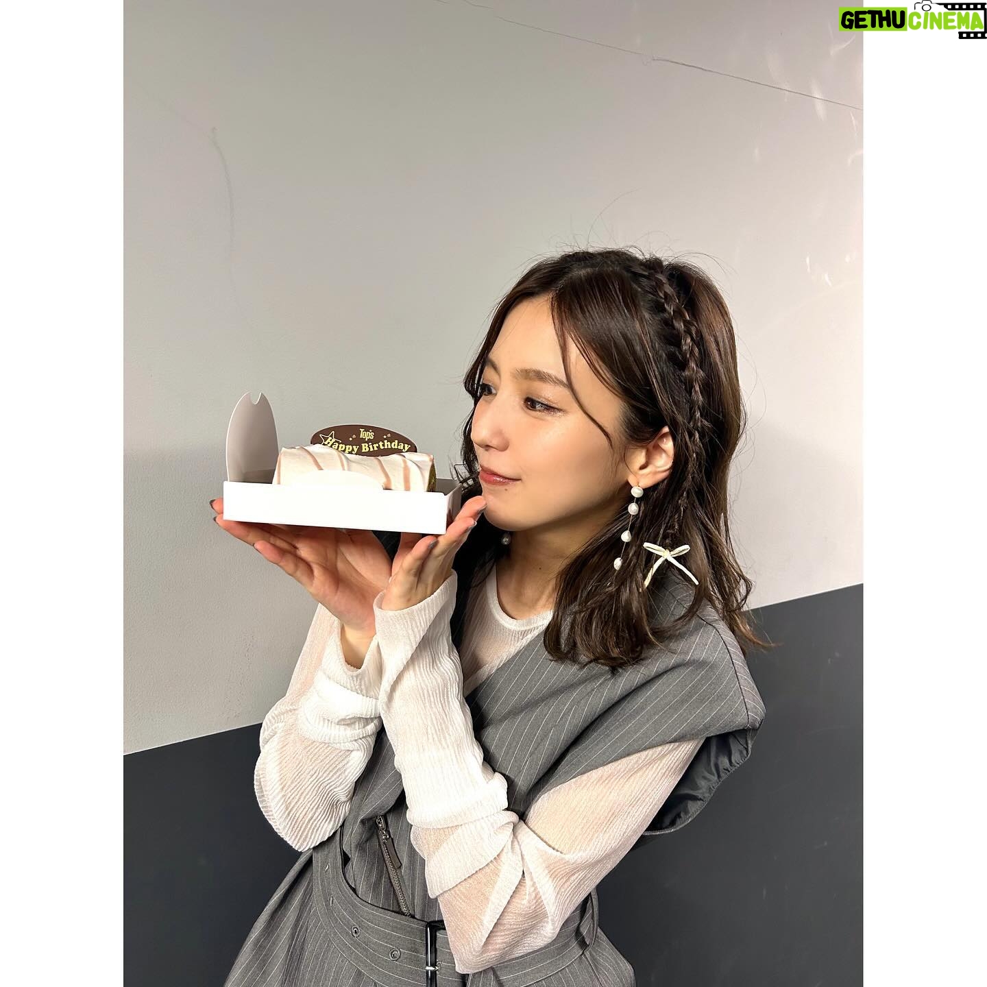 Erina Mano Instagram - 今日から5月になったけど写真は4月の🫧 収録終わりにサプライズで 誕生日をお祝いしてもらっちゃいました🎂🌸 この時期に日本で仕事をするのが久しぶりだったから サプライズなんてものすごく久しぶりで 本当にびっくりしたしすごく嬉しかった😭🤍 . . 5月4日 0:30〜 ABCテレビ 「K-POPドック!」にゲスト出演します! なんと・・・ なんと・・・!! 私が今全力で推しているKep1erの特集です!!💜 . . 番組MCの古川優香ちゃん( @iamyukaf )もKep1ianということで 終始テンションが高くてただひたすら愛を語り合いました🥹🫶🏻 「好きなことになると早口で語る癖」が たくさん出ちゃったと思うから自分で見るのは怖いくらい😂 . . もうすぐ日本1stアルバムがリリースされるから 事前予約イベントで購入した大量のCDが届くのが今からドキドキです🥹🫶🏻笑 推しは推せる時に推せ!!だからね!! #kep1er #Kep1ian #推し活 #推しは推せる時に推せ