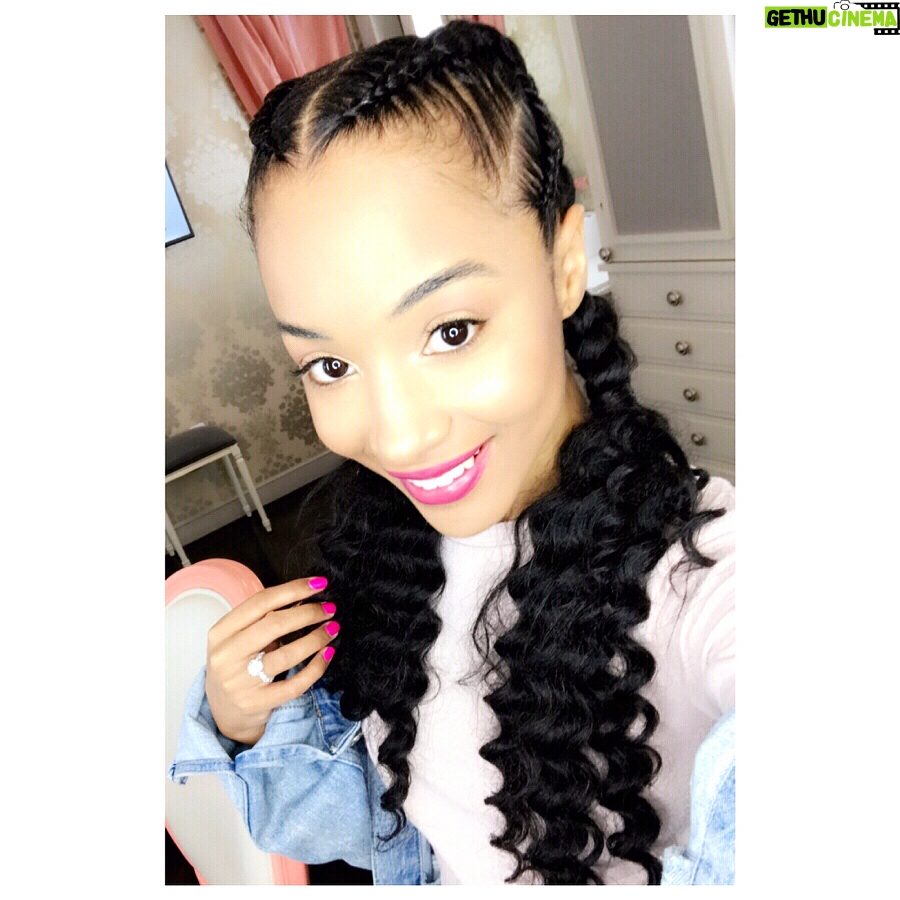 Erinn Westbrook Instagram - Someone told me I looked like a BRATZ doll today... Not mad at it. π§πΎππ
πΎπβ¨π