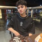Errina GD Instagram – Hbd anak lanang yg susah d ajak foto apalagi anti camera… semoga d umur ke 16 thn ini.. sukses… sehat… sekolah lancar rezeki lancar… all the best pkoknya…. ^we love you abang ghipali ❤️🙏🏻😍