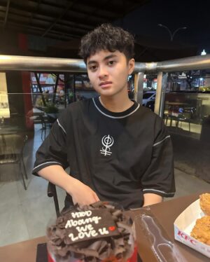 Errina GD Instagram - Hbd anak lanang yg susah d ajak foto apalagi anti camera… semoga d umur ke 16 thn ini.. sukses… sehat… sekolah lancar rezeki lancar… all the best pkoknya…. ^we love you abang ghipali ❤️🙏🏻😍