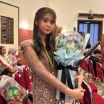 Errina GD Instagram - Yeaay.. akhirnya lepas dr nmanya bangku sekolahan sma yah 🥰😘 smoga kdepannya lbh sukses melanjutkan perjuangan ke bangku kuliah.. pkoknya all the best kk lopyu🩷 Mua hits @ferry_makeupartist mksh dah d makeup in🩷