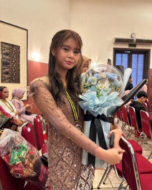 Errina GD Instagram - Yeaay.. akhirnya lepas dr nmanya bangku sekolahan  sma yah 🥰😘 smoga kdepannya lbh sukses melanjutkan perjuangan ke bangku kuliah.. pkoknya all the best kk lopyu🩷

Mua hits @ferry_makeupartist mksh dah d makeup in🩷