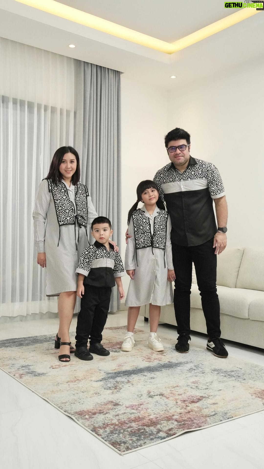 Errina GD Instagram - Diera Series Family Set, tentunya akan membuat penampilan keluarga tercinta kamu sangat berkesan 🤍 Shop Us Now : Shopee “Lenshan.id” Tokopedia “Lenshan” Whatsapp “081188811183” Happy Shopping ❤️ #batikmodern #coupleset #familyset #stylewithlenshan