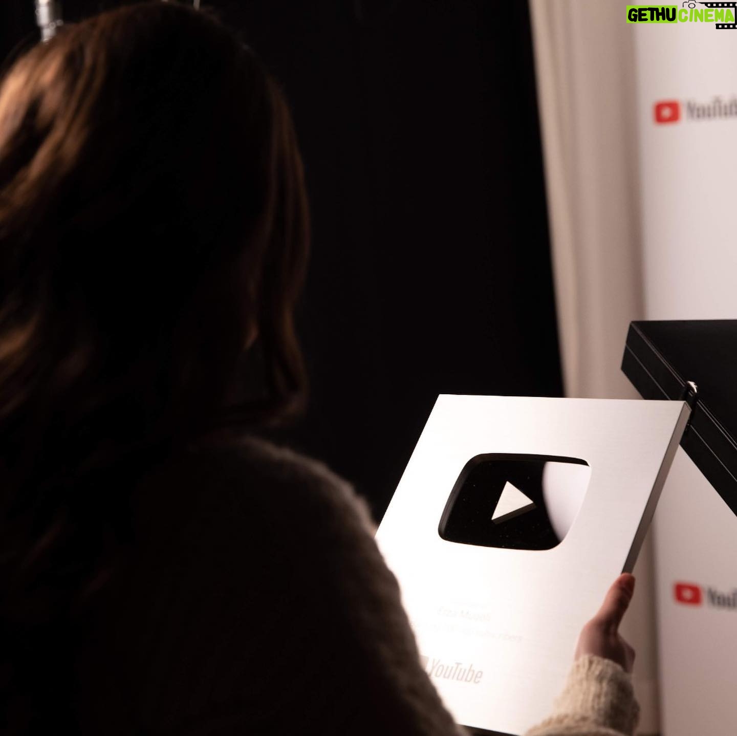 Erza Muqoli Instagram - Merci beaucoup pour les 100K abonnés sur Youtube ✨ (et merci @youtubemusic pour le trophée)
