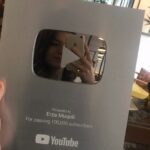 Erza Muqoli Instagram - Merci beaucoup pour les 100K abonnés sur Youtube ✨ (et merci @youtubemusic pour le trophée)