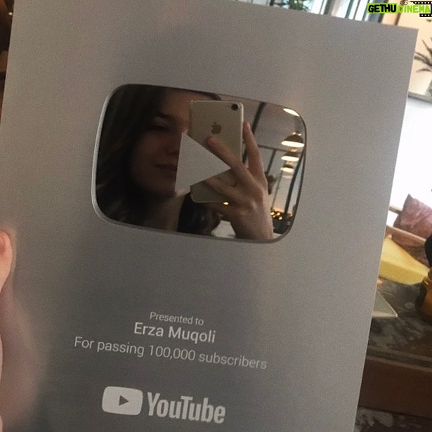 Erza Muqoli Instagram - Merci beaucoup pour les 100K abonnés sur Youtube ✨ (et merci @youtubemusic pour le trophée)