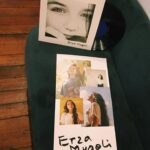 Erza Muqoli Instagram - L’album est aussi disponible en vinyle maintenant 😍 (les liens pour le commander sont dans la bio)