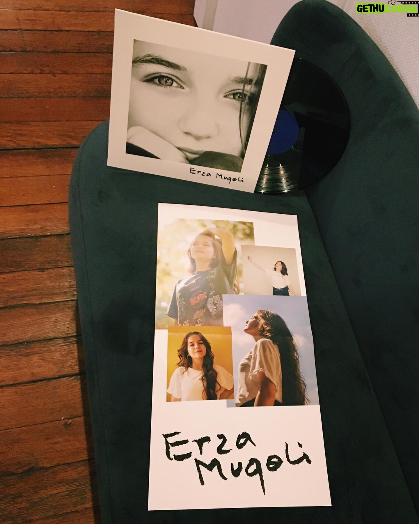 Erza Muqoli Instagram - L’album est aussi disponible en vinyle maintenant 😍 (les liens pour le commander sont dans la bio)