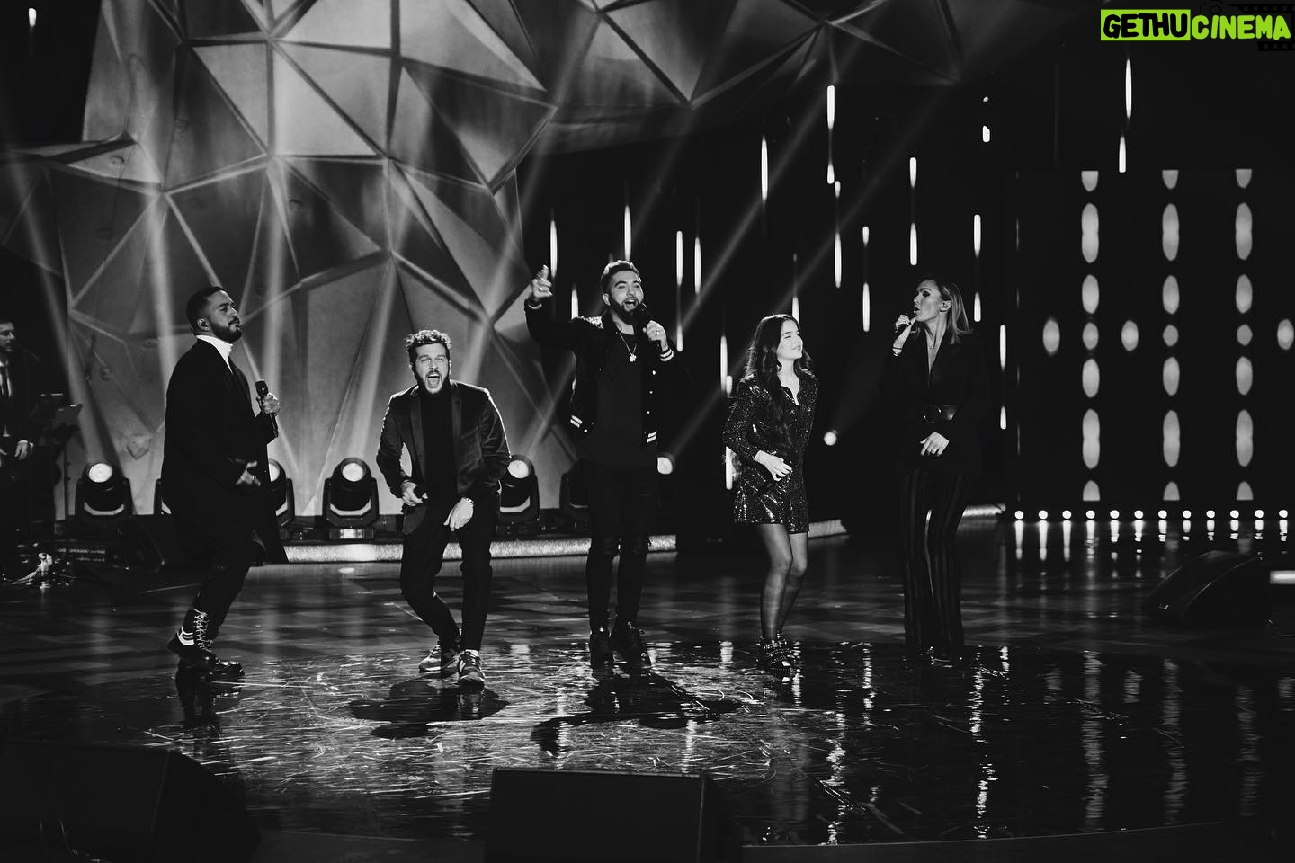Erza Muqoli Instagram - Rendez-vous demain sur France 2 à partir de 21h05 où j’ai eu la chance d’interpréter 2 titres !!💜