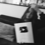 Erza Muqoli Instagram - Merci beaucoup pour les 100K abonnés sur Youtube ✨ (et merci @youtubemusic pour le trophée)