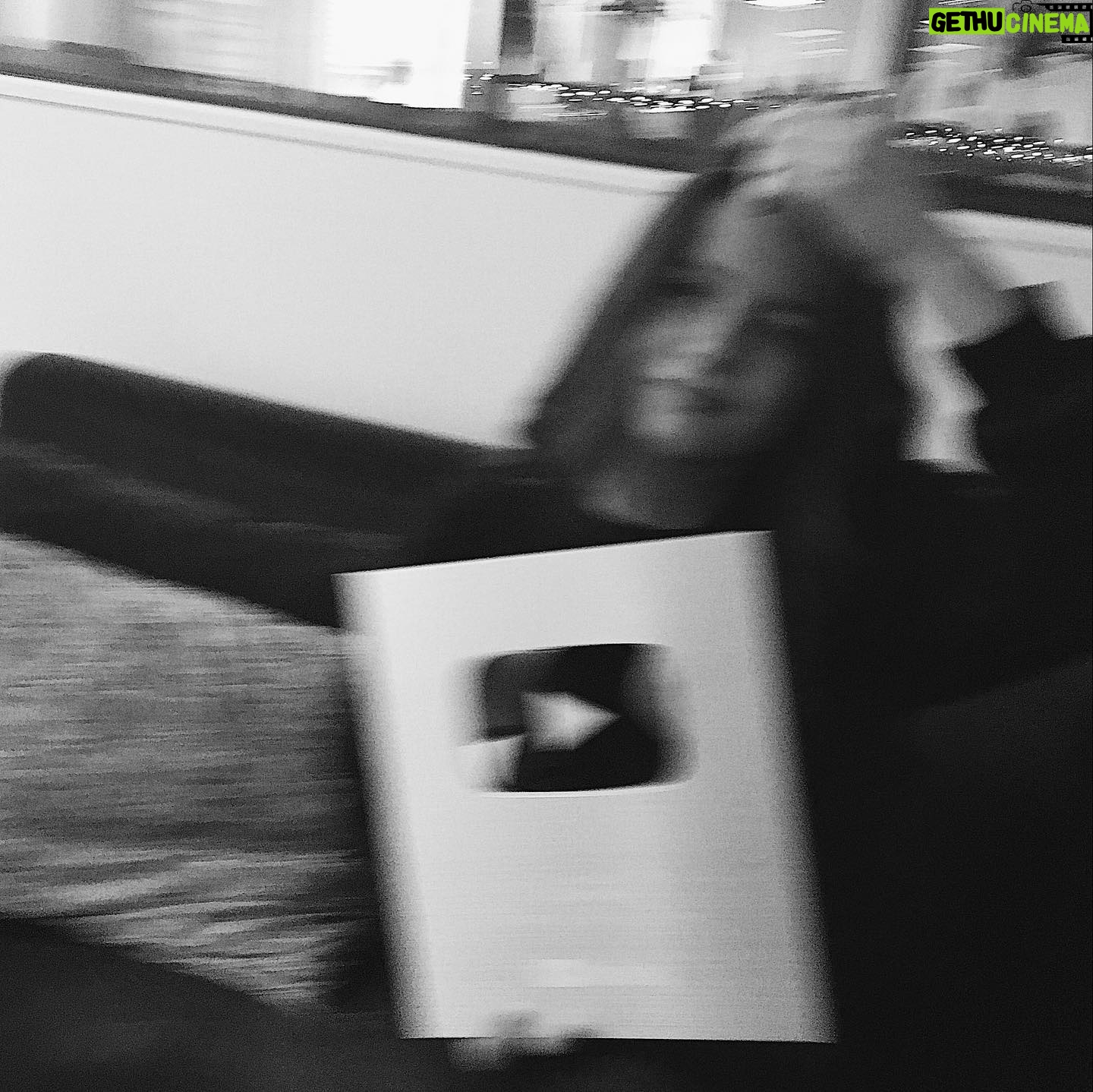 Erza Muqoli Instagram - Merci beaucoup pour les 100K abonnés sur Youtube ✨ (et merci @youtubemusic pour le trophée)