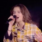 Erza Muqoli Instagram - Merci @patrickbruel pour ton invitation. Grand honneur d’avoir partagé cette chanson si importante sur scène à tes côtés 🙏✨
