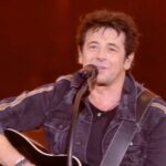 Erza Muqoli Instagram - Merci @patrickbruel pour ton invitation. Grand honneur d’avoir partagé cette chanson si importante sur scène à tes côtés 🙏✨
