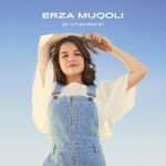 Erza Muqoli Instagram - Le 1er extrait de mon album sort dans une semaine !! 😱⏳ 😍 Il s’appelle « Je Chanterai » et pour l’avoir dans votre bibliothèque @applemusic , @deezerfr, @spotify ou @tidal dès sa sortie, inscrivez-vous au lien dans ma bio ! 🌺💫 @totoutard_label @vianneymusique