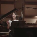 Erza Muqoli Instagram - Tellement heureuse de vous montrer les coulisses de l’enregistrement de l’album avec @vianneymusique et les musiciens (lien dans la bio) 🎹🎻🎺🥁🎸❤️