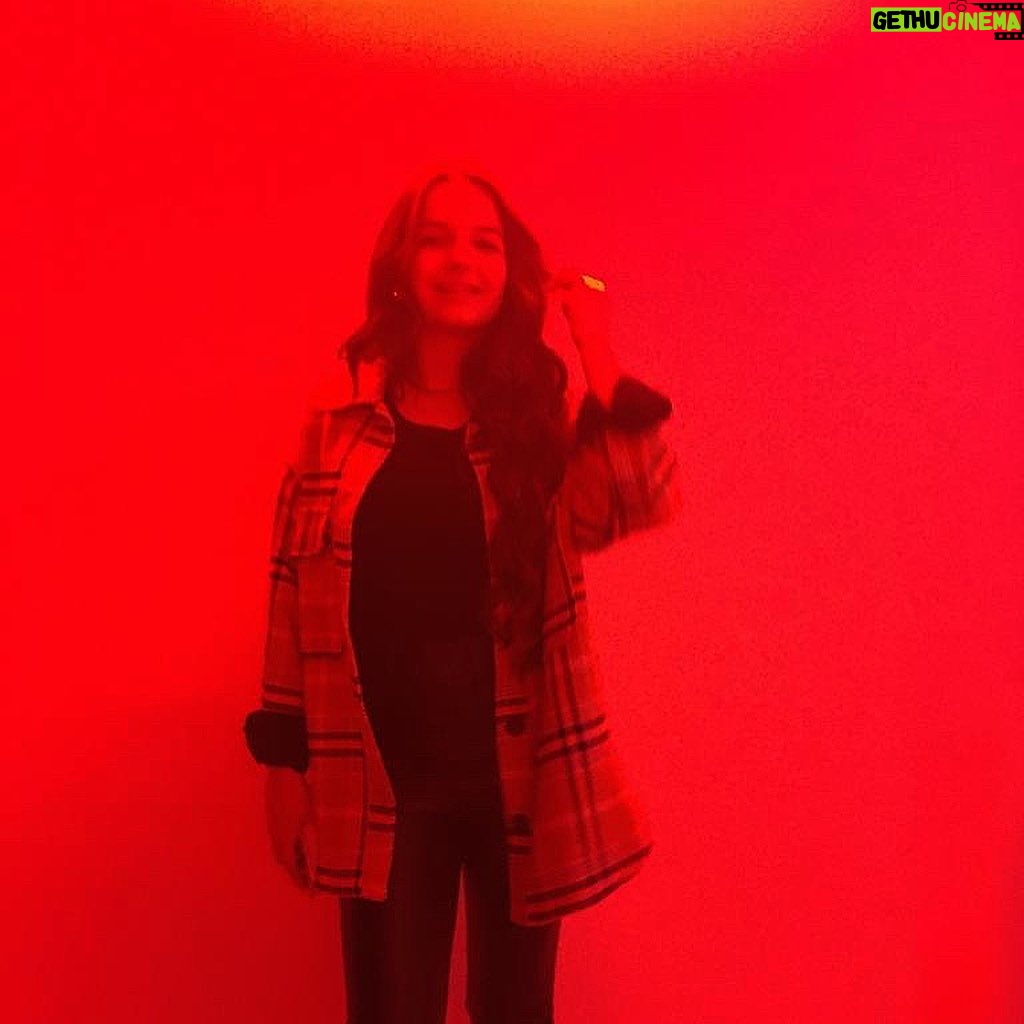 Erza Muqoli Instagram - En attendant ce soir (en direct sur TF1 @patrickbruel )