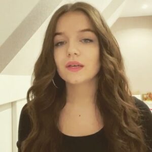 Erza Muqoli Instagram - Enfin en vacances !! J’espère que vous allez bien profiter 🧡